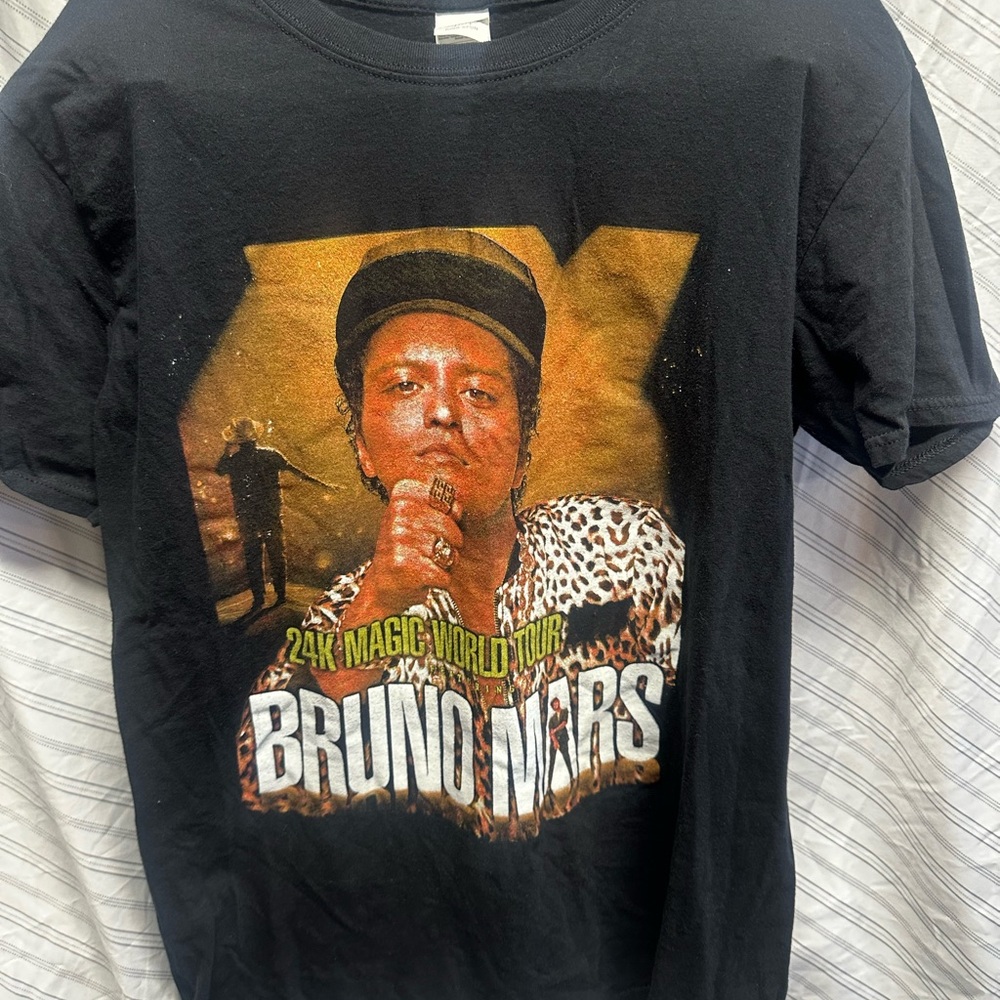 BRUNO MARS 24K MAGIC WORLD TOUR  concert T - SHIRT men’s large. 
Tee shirt